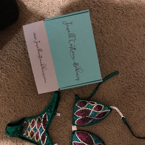 Jewell Custom Figure Bikini - Picture 2 of 3